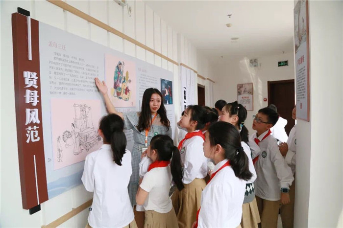 17.孩子们参观新落成开放的家风馆 感受家风教育.jpg