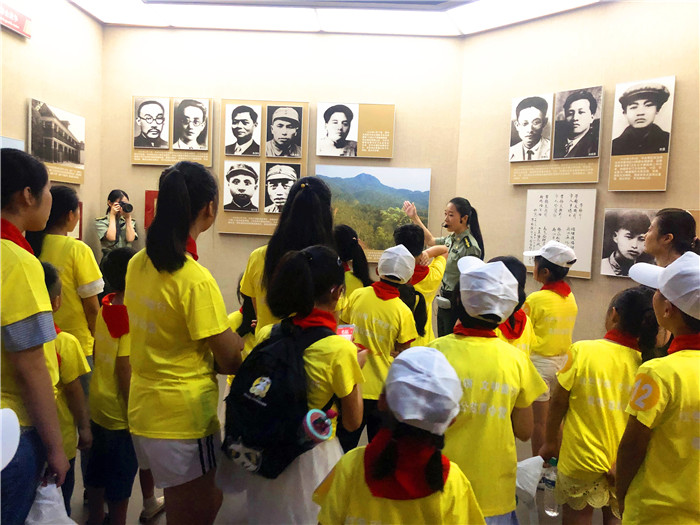 参观新四军 (2) 副本.jpg