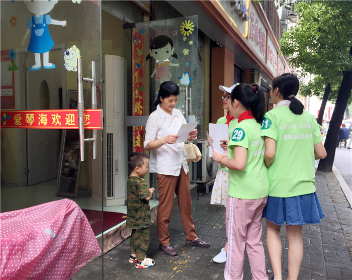 发放文明倡议书 副本.jpg