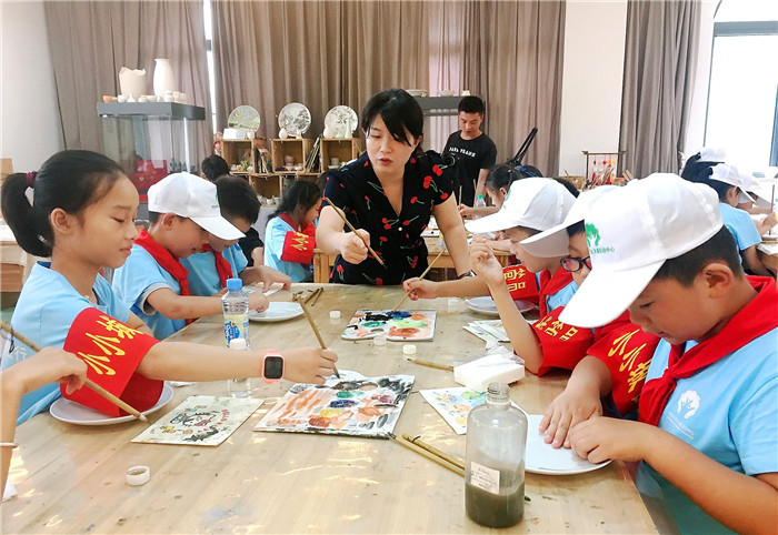 绘制瓷板画 副本.jpg