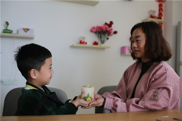 花艺香烛课  孩子将作品送给妈妈02.jpg